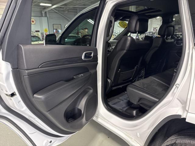 Photo of 2019 Bright White Clearcoat Jeep Grand Cherokee