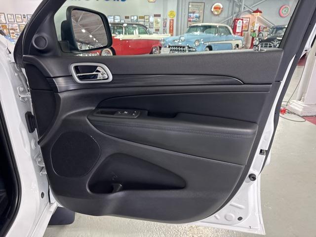 Photo of 2019 Bright White Clearcoat Jeep Grand Cherokee