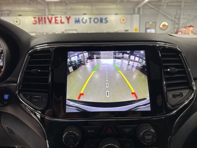 Photo of 2019 Bright White Clearcoat Jeep Grand Cherokee