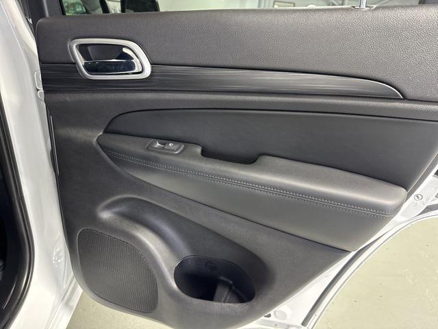Photo of 2019 Bright White Clearcoat Jeep Grand Cherokee