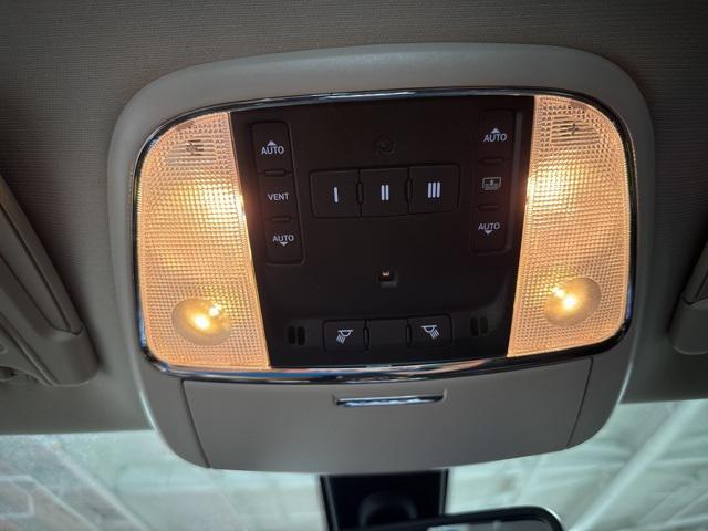 Photo of 2023 Bright White Clearcoat Chrysler 300