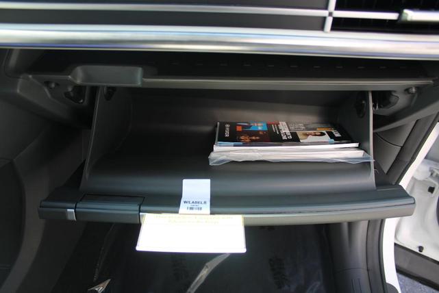 Photo of 2025 White Hyundai SANTA FE HEV