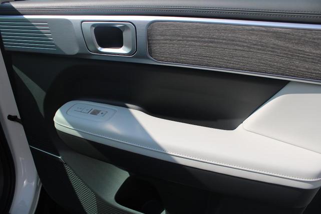 Photo of 2025 White Hyundai SANTA FE HEV