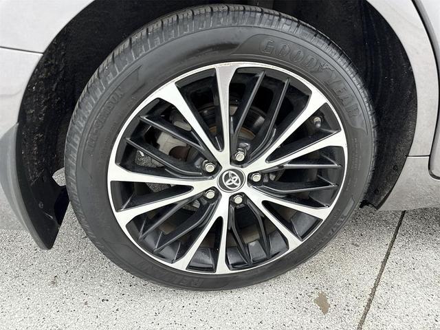 Photo of 2018 Celestial Silver/Midnight Black Metallic Toyota Camry