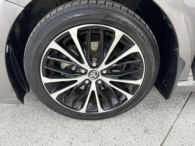 Photo of 2018 Celestial Silver/Midnight Black Metallic Toyota Camry