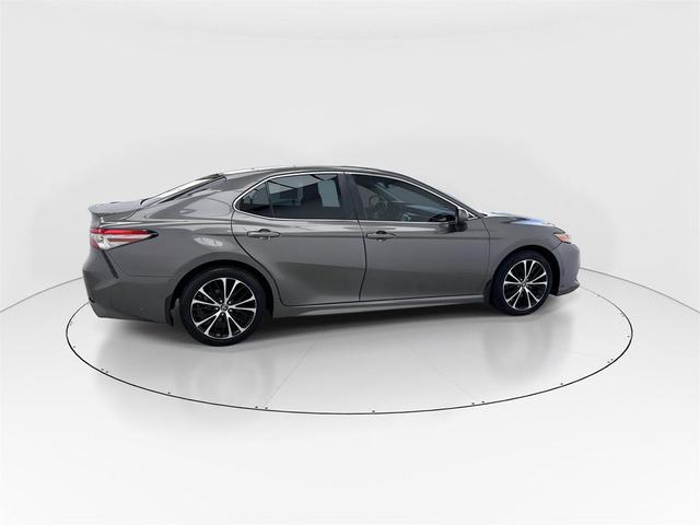 Photo of 2018 Celestial Silver/Midnight Black Metallic Toyota Camry