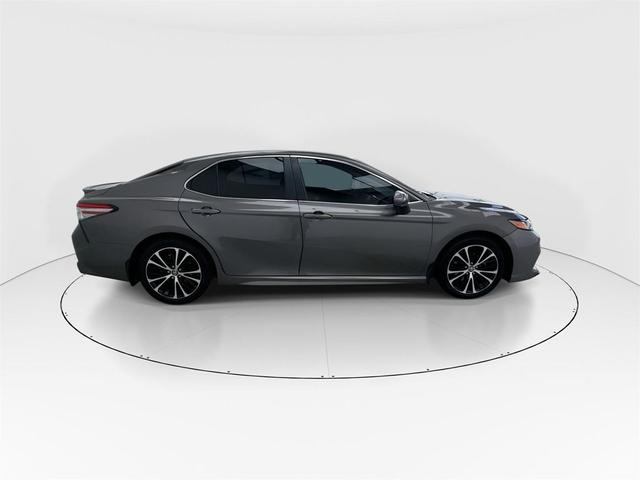Photo of 2018 Celestial Silver/Midnight Black Metallic Toyota Camry