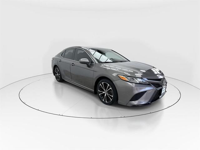 Photo of 2018 Celestial Silver/Midnight Black Metallic Toyota Camry