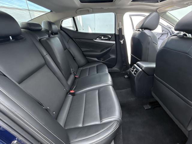 Photo of 2017 Deep Blue Pearl Nissan Maxima