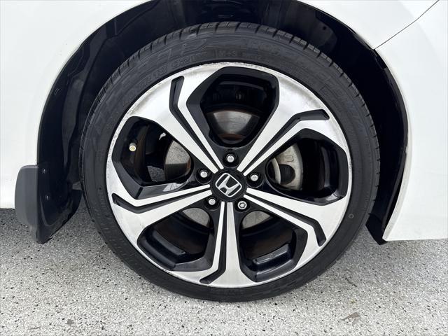 Photo of 2015 White Honda Civic