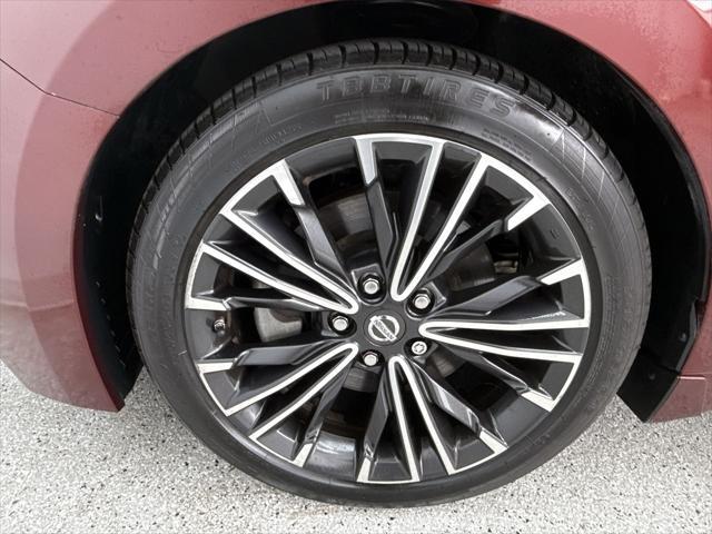 Photo of 2017 Coulis Red Nissan Maxima