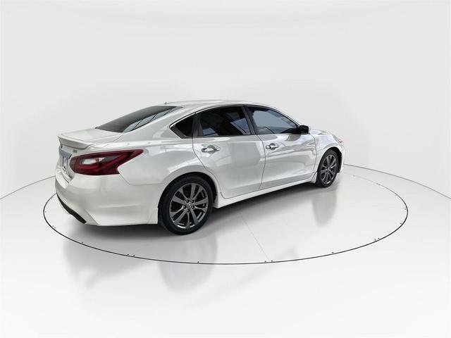 Photo of 2018 Pearl White Nissan Altima