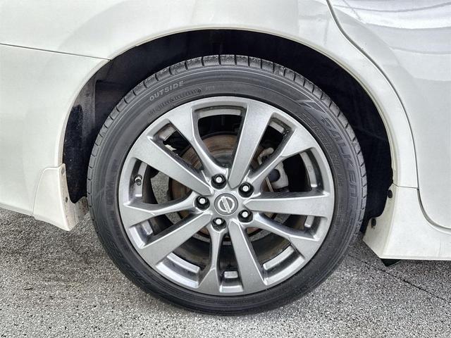Photo of 2018 Pearl White Nissan Altima