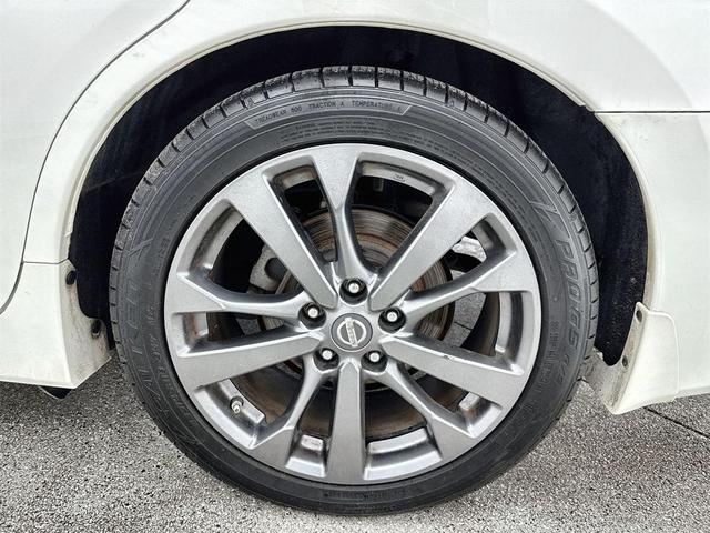 Photo of 2018 Pearl White Nissan Altima