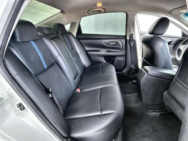 Photo of 2018 Pearl White Nissan Altima