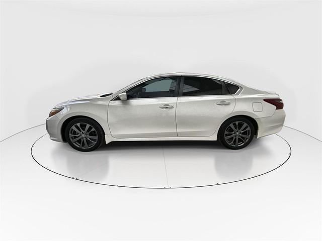 Photo of 2018 Pearl White Nissan Altima