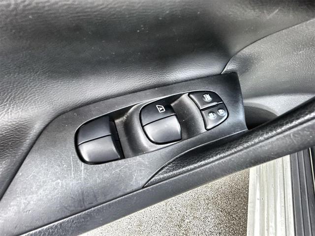 Photo of 2018 Pearl White Nissan Altima