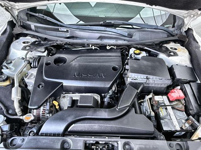Photo of 2018 Pearl White Nissan Altima