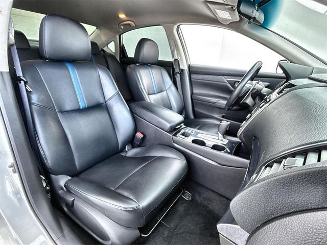 Photo of 2018 Pearl White Nissan Altima