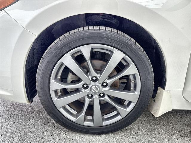 Photo of 2018 Pearl White Nissan Altima