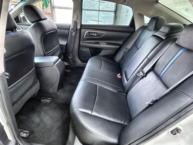 Photo of 2018 Pearl White Nissan Altima