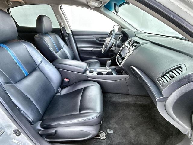 Photo of 2018 Pearl White Nissan Altima