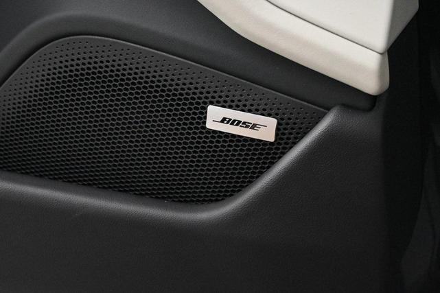 Photo of 2022 Jet Black Metallic Porsche Taycan