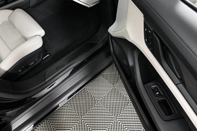 Photo of 2022 Jet Black Metallic Porsche Taycan