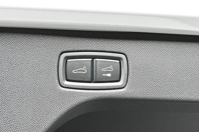 Photo of 2025 White Porsche Macan