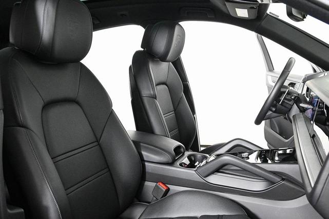 Photo of 2024 Arctic Grey Porsche Cayenne