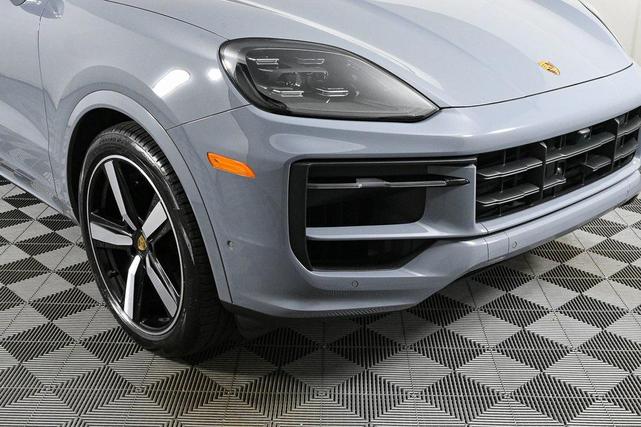 Photo of 2024 Arctic Grey Porsche Cayenne
