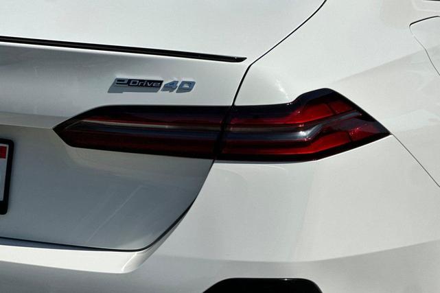 Photo of 2024 Alpine White BMW i5