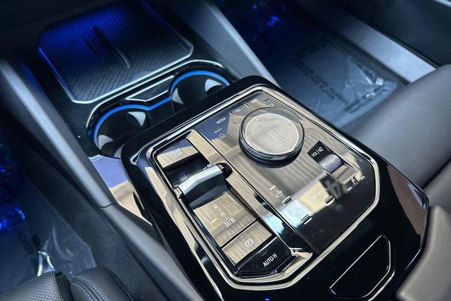 Photo of 2024 Alpine White BMW i5