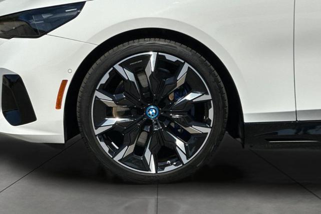 Photo of 2024 Alpine White BMW i5