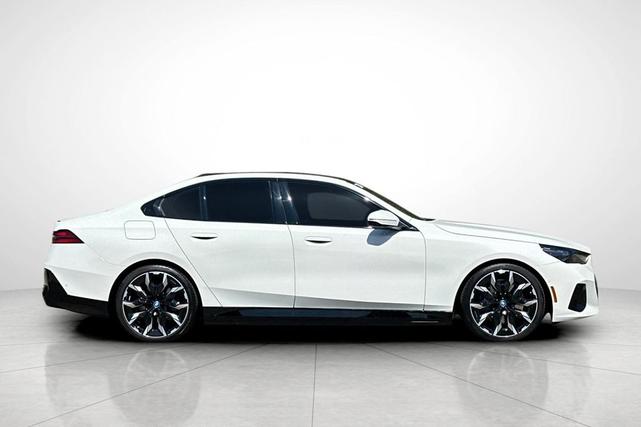 Photo of 2024 Alpine White BMW i5
