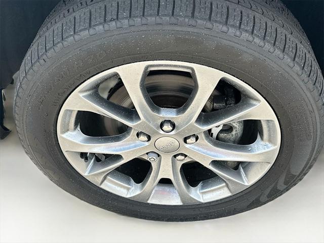 Photo of 2021 Granite Crystal Metallic Clearcoat Jeep Grand Cherokee