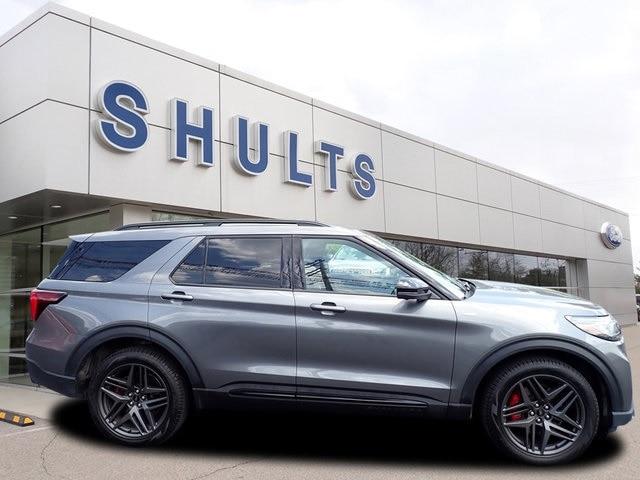 Photo of 2025 CARBONIZED GRAY METALLIC Ford Explorer