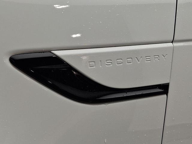 Photo of 2023 Fuji White Land Rover Discovery