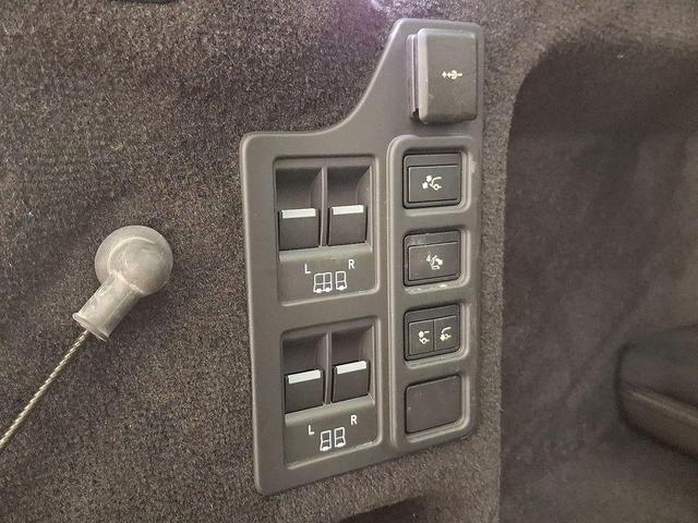 Photo of 2023 Fuji White Land Rover Discovery