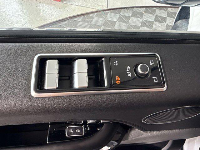 Photo of 2019 White Land Rover Range Rover