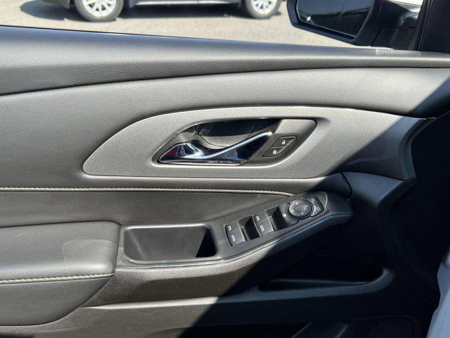 Photo of 2021 Summit White Chevrolet Traverse