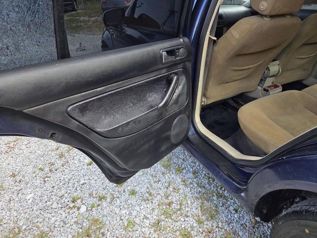 Photo of 2002 Blue Volkswagen Jetta
