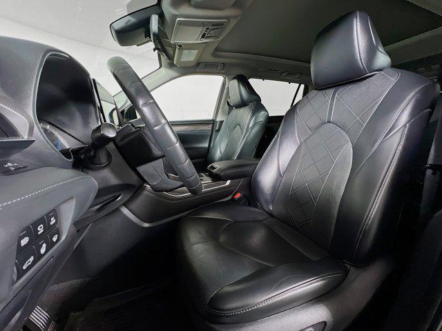 Photo of 2022 Midnight Black Metallic Toyota Highlander Hybrid