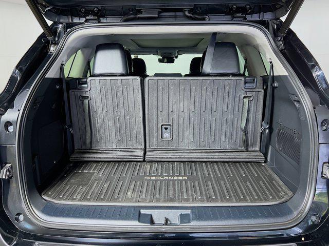 Photo of 2022 Midnight Black Metallic Toyota Highlander Hybrid