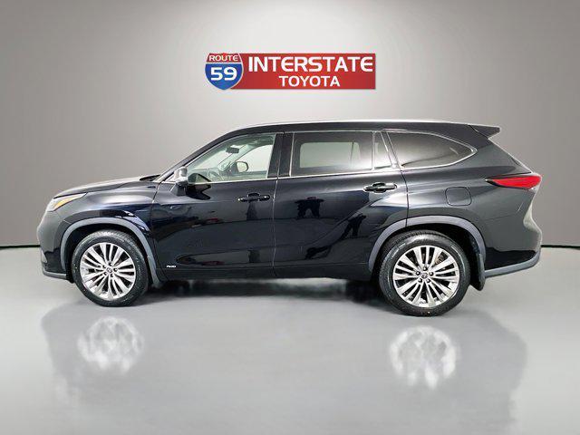 Photo of 2022 Midnight Black Metallic Toyota Highlander Hybrid