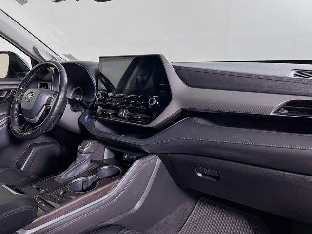 Photo of 2022 Midnight Black Metallic Toyota Highlander Hybrid