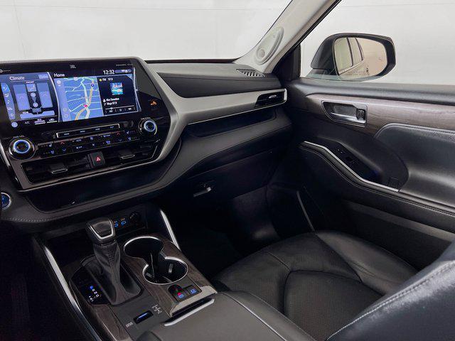 Photo of 2022 Midnight Black Metallic Toyota Highlander Hybrid