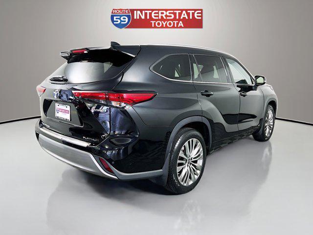 Photo of 2022 Midnight Black Metallic Toyota Highlander Hybrid