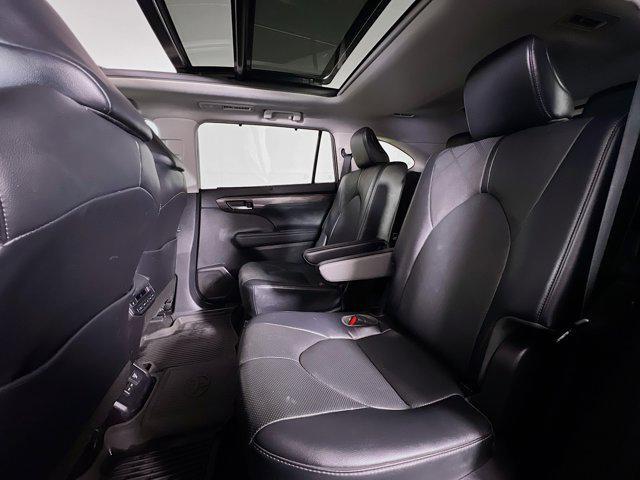 Photo of 2022 Midnight Black Metallic Toyota Highlander Hybrid