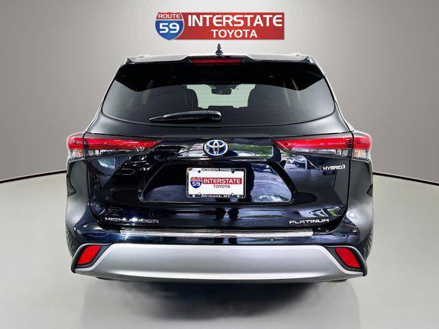 Photo of 2022 Midnight Black Metallic Toyota Highlander Hybrid